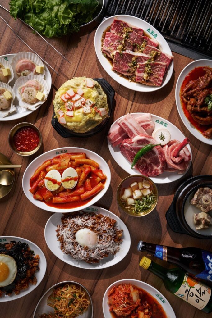 滿桌的韓式燒肉與小菜