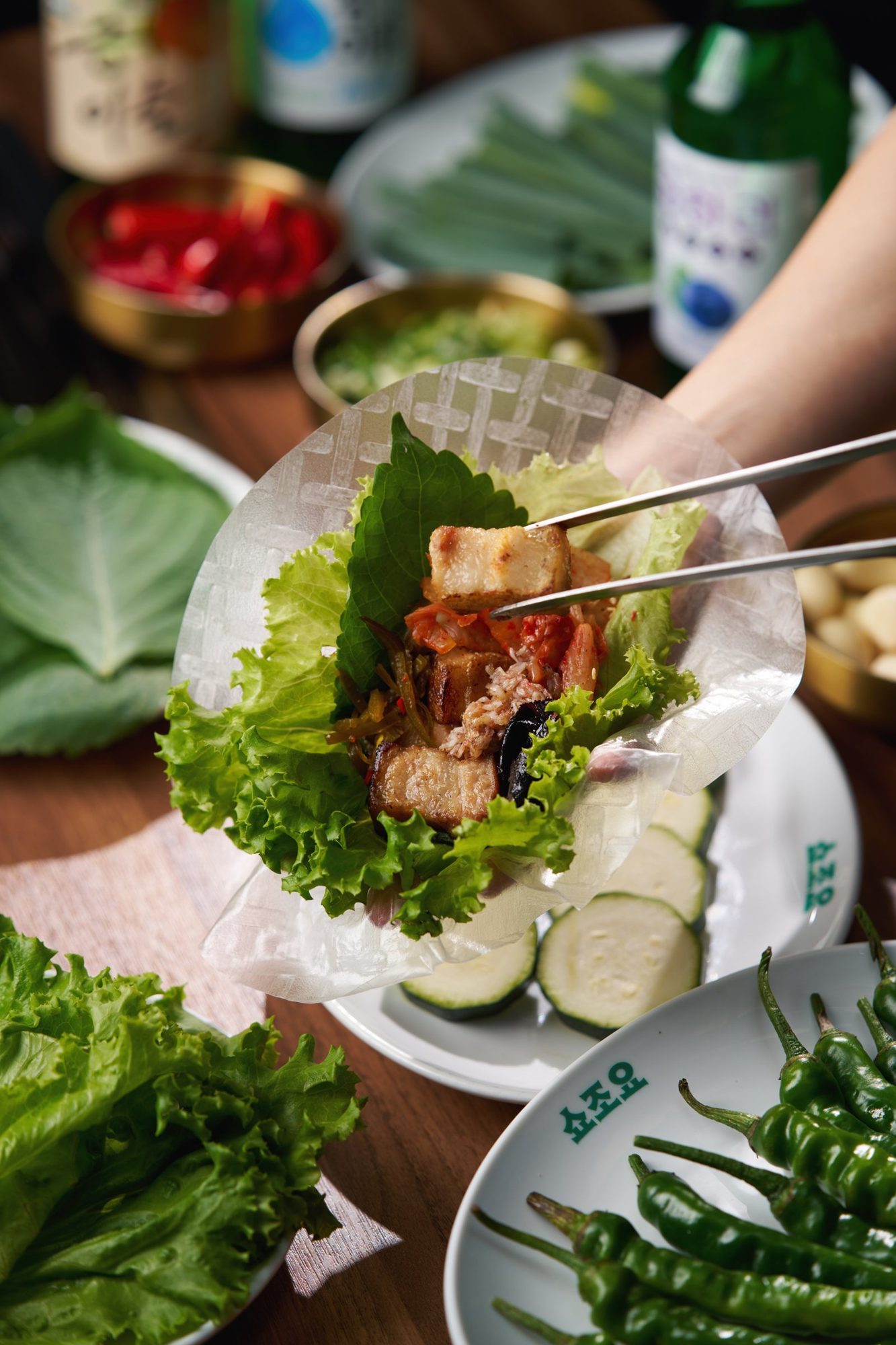 用生菜與紫蘇葉包起烤肉的韓式吃法