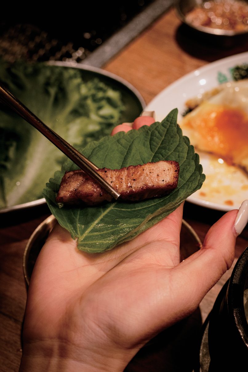 把烤好的肉放在紫蘇葉上